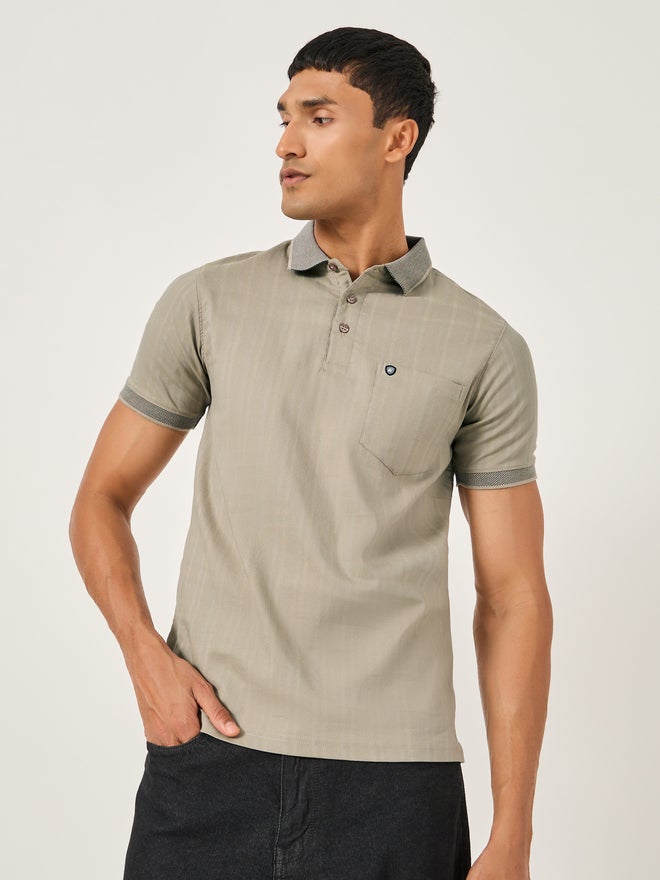 فورت كولينز تي شيرت بولو رجالي فورت كولينز مخطط باللون البني بجيوب وقصة عادية - Image 1