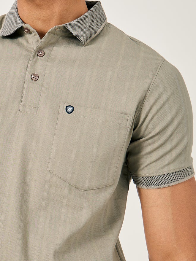 فورت كولينز تي شيرت بولو رجالي فورت كولينز مخطط باللون البني بجيوب وقصة عادية - Image 3