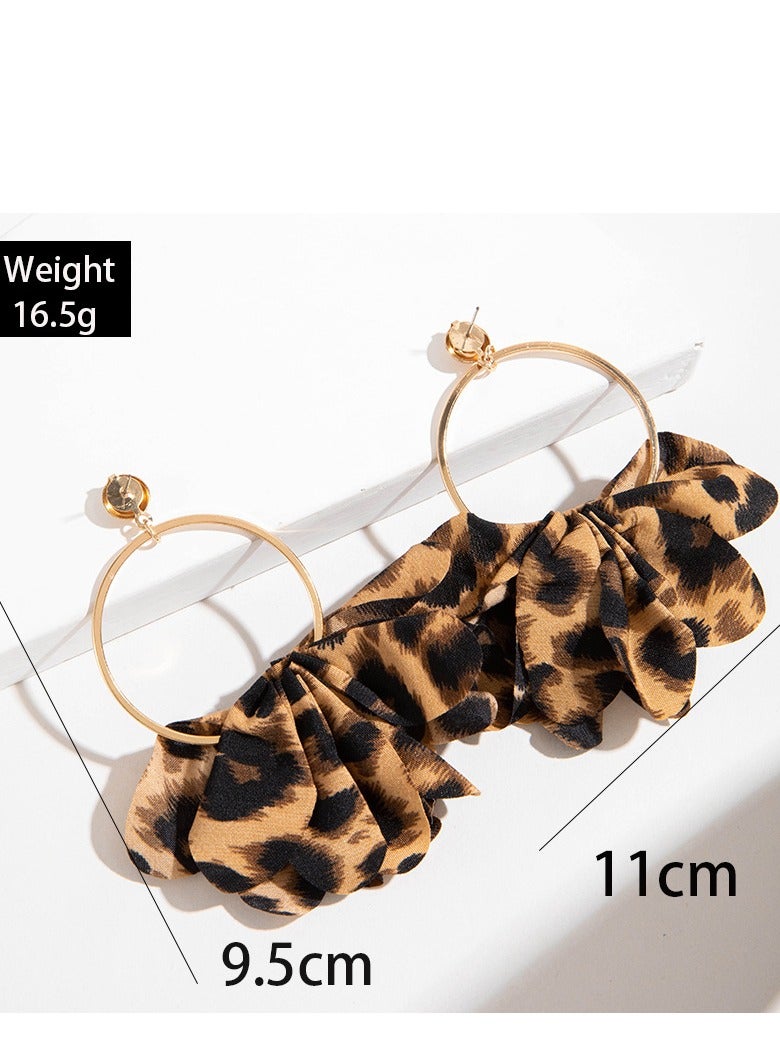 أقراط حلقية بطيات بنقشة الفهد، بحجم 11 سم وقاعدة من سبيكة مطلية بالذهب، خفيفة الوزن 16.5 غرام، قطعة بيان للإطلالات الكاجوال، حفلات الشاطئ، المهرجانات والأناقة اليومية - Image 2