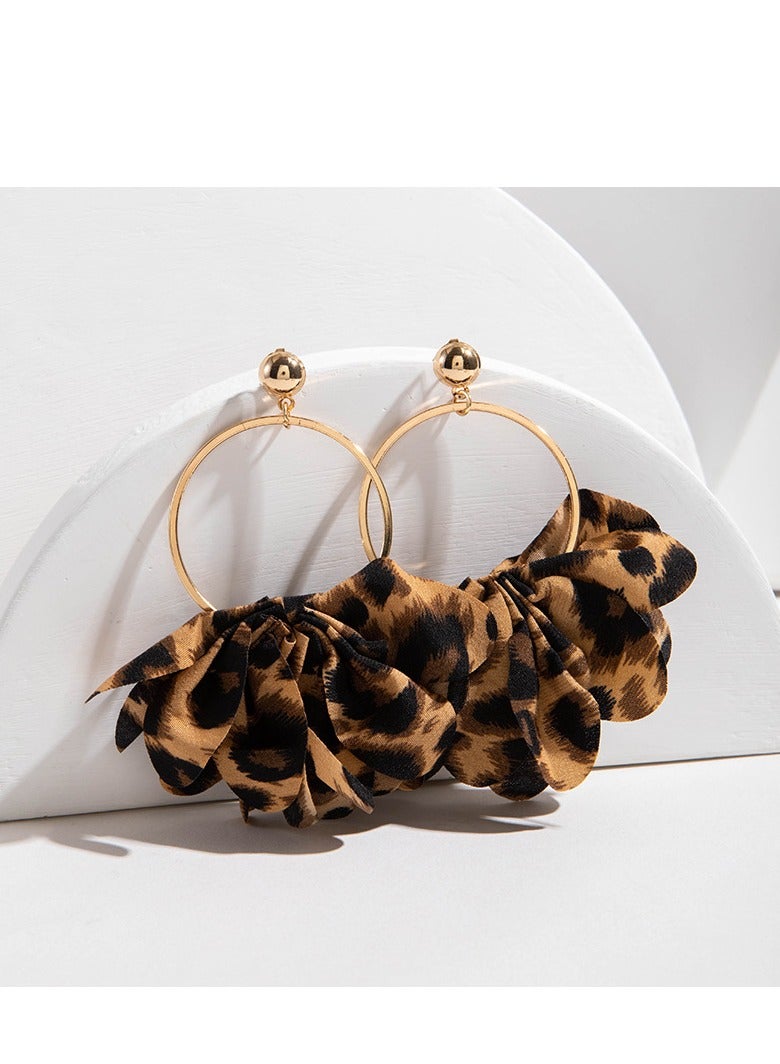 أقراط حلقية بطيات بنقشة الفهد، بحجم 11 سم وقاعدة من سبيكة مطلية بالذهب، خفيفة الوزن 16.5 غرام، قطعة بيان للإطلالات الكاجوال، حفلات الشاطئ، المهرجانات والأناقة اليومية - Image 3