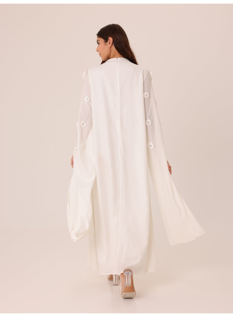 اكسا جلابية أنيقة مزينة بزهور ثلاثية الأبعاد وتفاصيل كريستال وأكمام ملكية - Image 4