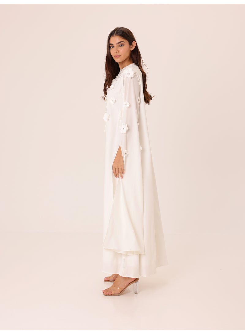 اكسا جلابية أنيقة مزينة بزهور ثلاثية الأبعاد وتفاصيل كريستال وأكمام ملكية - Image 3