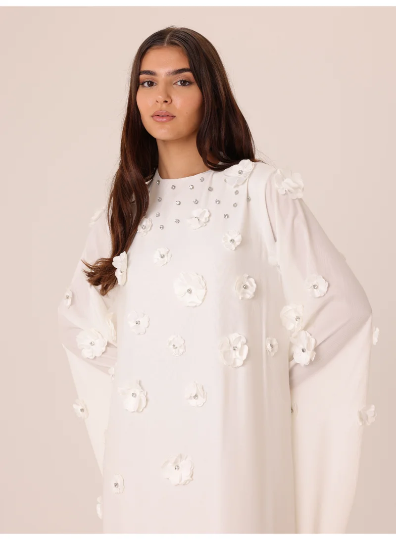 اكسا جلابية أنيقة مزينة بزهور ثلاثية الأبعاد وتفاصيل كريستال وأكمام ملكية