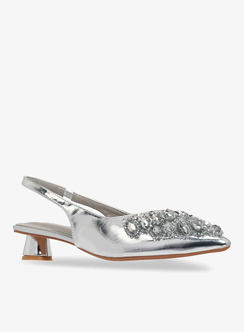 خزانة حذاء بكعب مزين بتفاصيل فضية