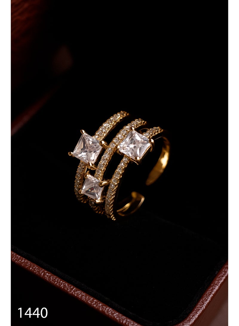 ثري دايموندز خاتم 3 فصوص زيركون مربعة – مطلي ذهب، تصميم مفتوح أنيق - Image 1