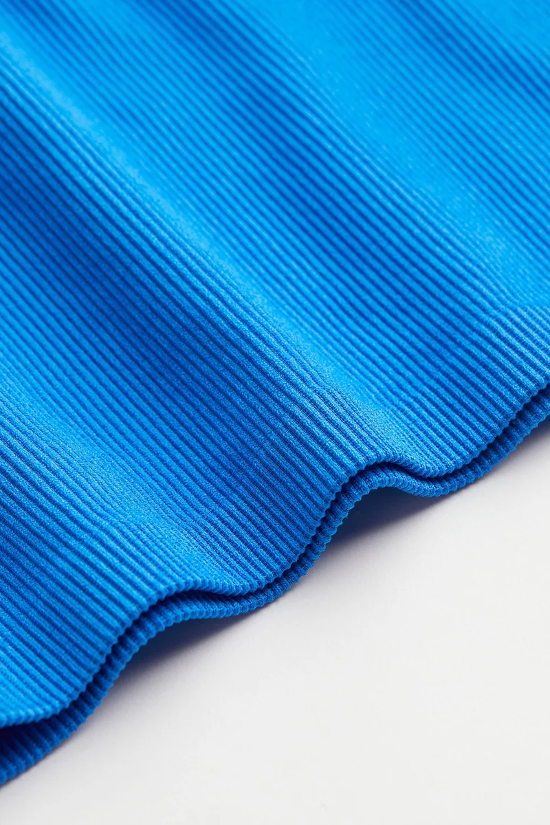 اتش اند ام بلوزة بدون أكمام من نسيج مرن