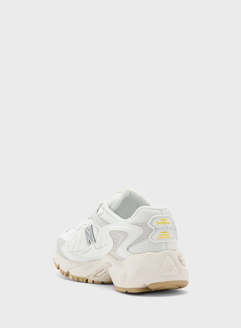 New Balance 725 Low Top Sneakers