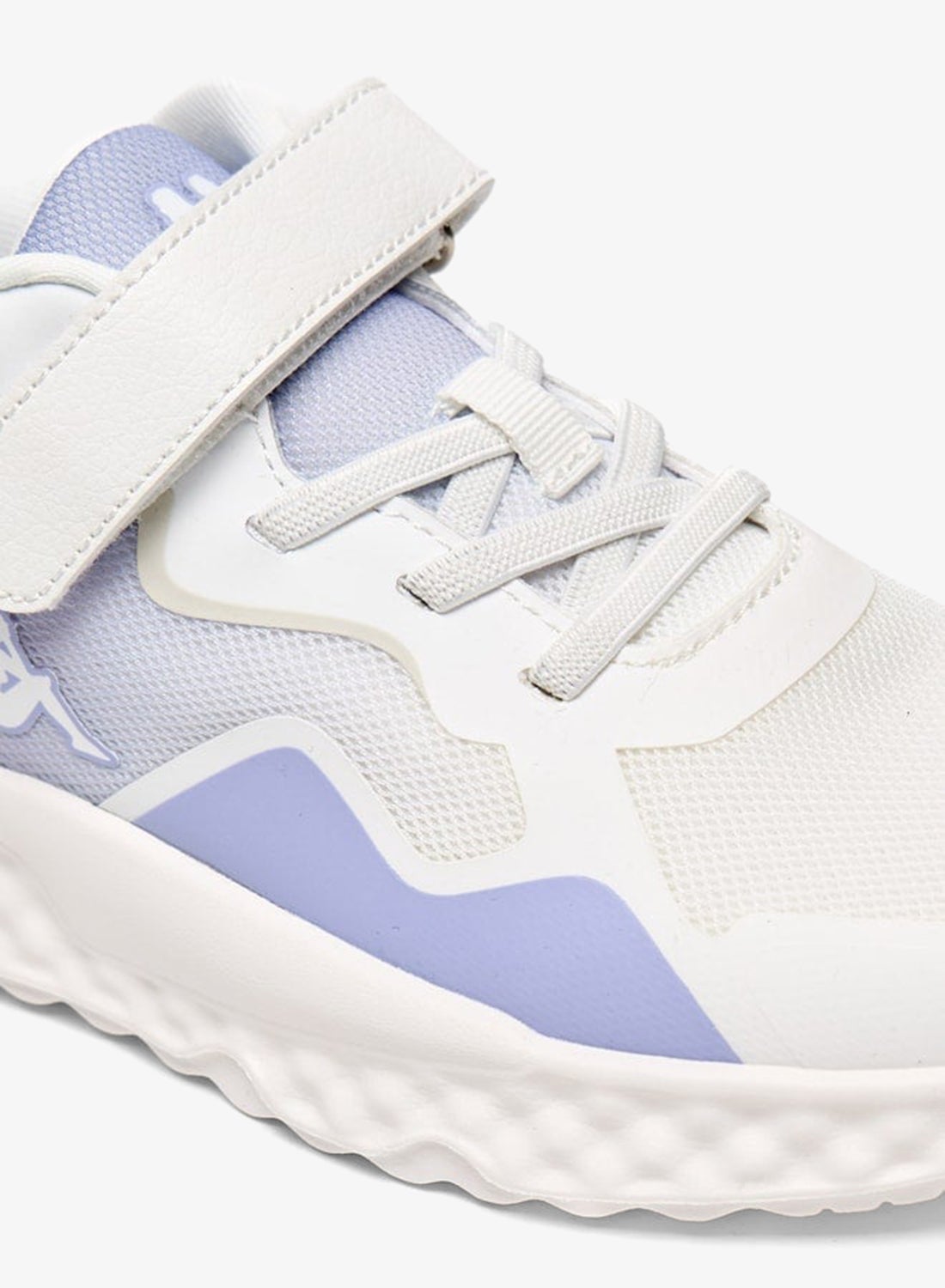 أحذية رياضية للبنات بتفاصيل شعار وإغلاق بشريط لاصق