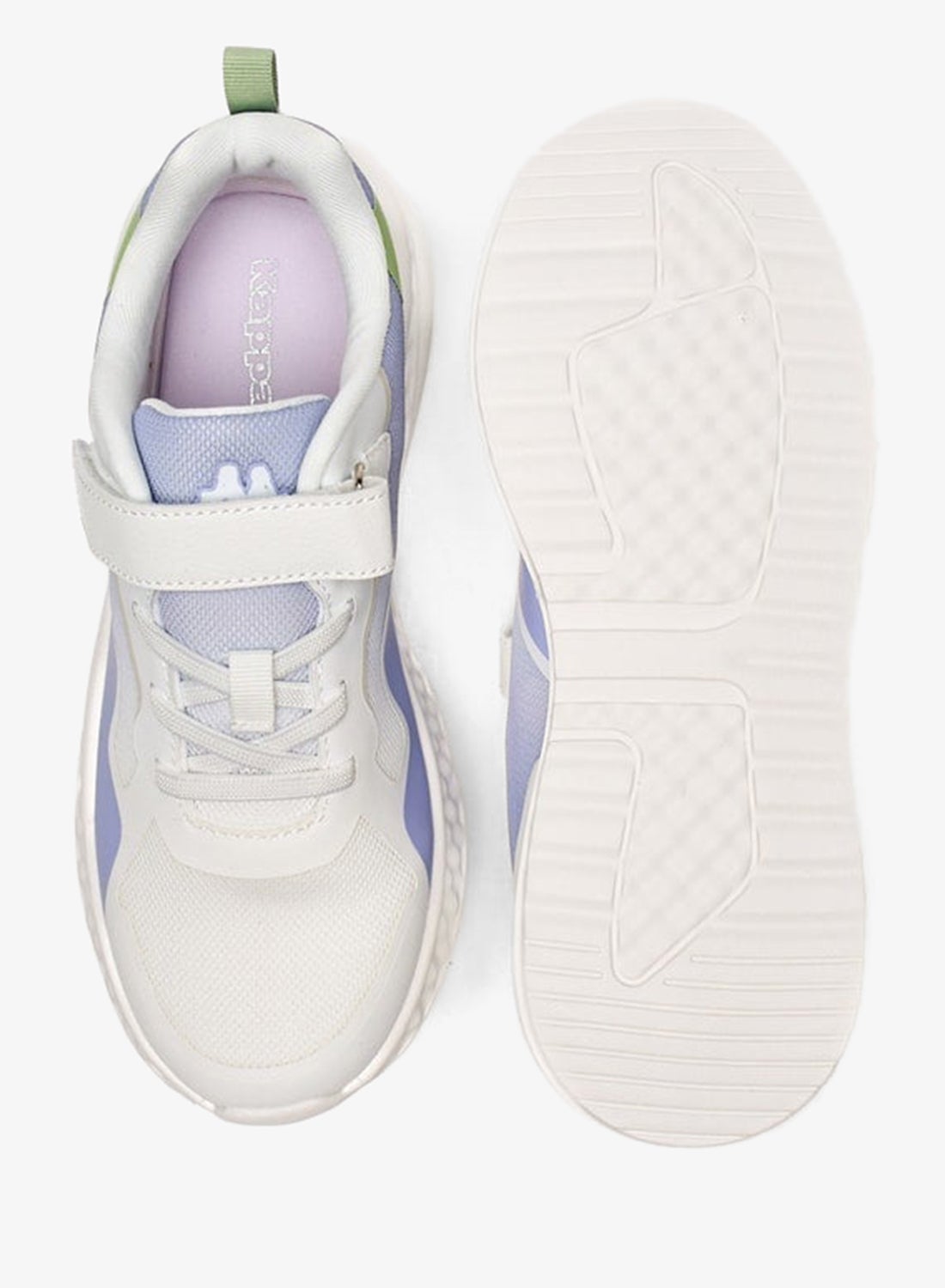 أحذية رياضية للبنات بتفاصيل شعار وإغلاق بشريط لاصق