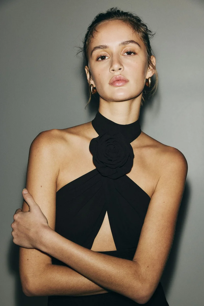 اتش اند ام فستان بتصميم ملفوف حول الرقبة ومزيّن بنقشة الزهور