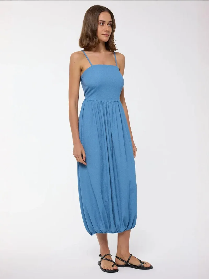 زوبعة فستان ميدي بحمالات رفيعة سادة