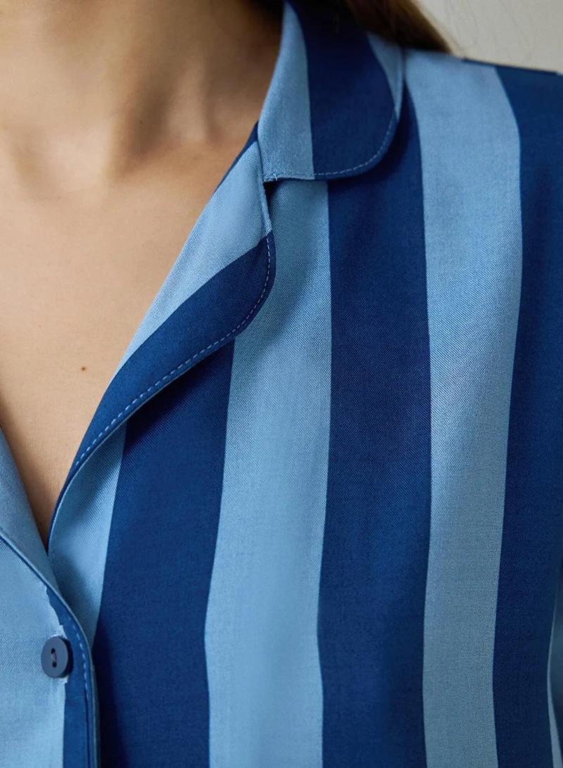 بنتي طقم بيجامة رجالي بأكمام قصيرة وياقة قميص مخططة باللون الأزرق