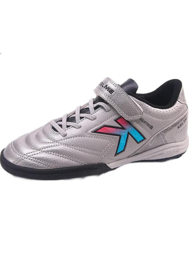 KELME أحذية كرة القدم للشباب على العشب الصناعي، أحذية كرة القدم غير قابلة للانزلاق ومقاومة للاهتراء للطلاب، فضي، مقاس 39 - Image 2