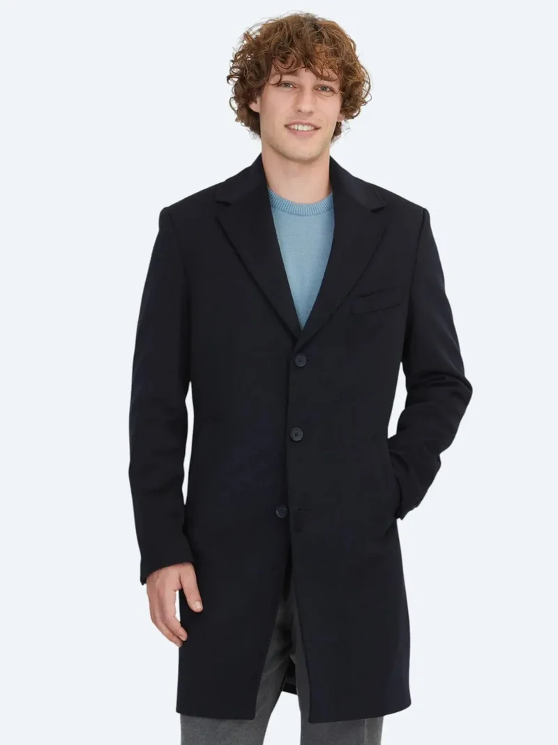 كيب معطف أزرق داكن بقصة عادية وياقة فراشة ونسيج كلاسيكي