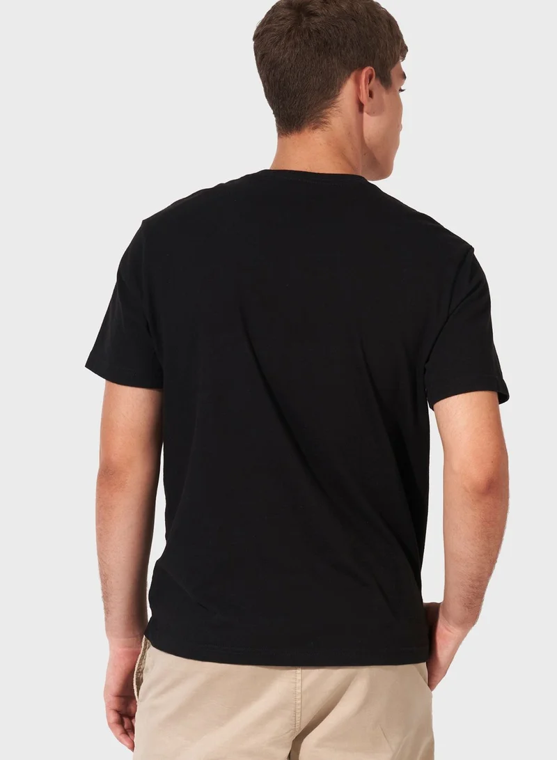 امريكان ايجل Essential V-Neck T-Shirt