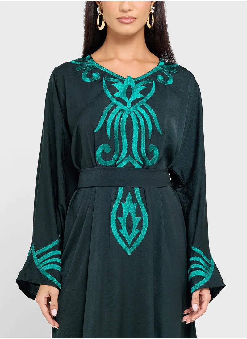 hayas closet Straight Sleeve Crew Neck Embroidered Abaya