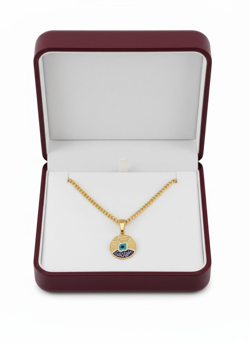 تألقي ببريق يلامس الروح! كوليه "سبحان الله" ليس مجرد قطعة مجوهرات، بل هو تذكير يومي بجمال الإيمان. القلادة الدائرية مصممة بزخارف إسلامية دقيقة ولمسة من الألوان الزاهية، وتحمل عبارة "سبحان الله" بالخط العربي الأنيق. قطعة فريدة تجمع بين الفخامة والعمق الروحاني، وتُضيف لمسة من الأناقة الهادئة إلى إطلالتك. - Image 4