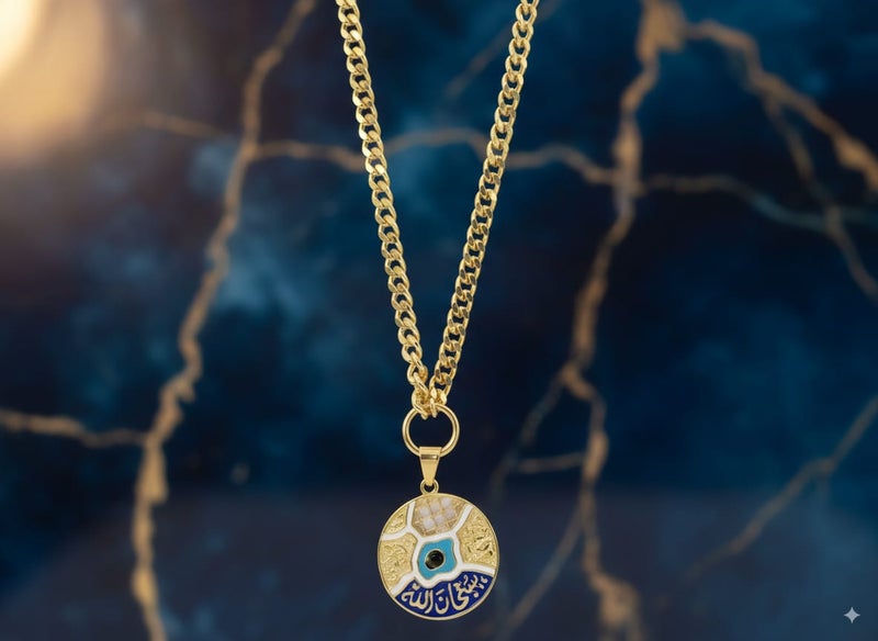 تألقي ببريق يلامس الروح! كوليه "سبحان الله" ليس مجرد قطعة مجوهرات، بل هو تذكير يومي بجمال الإيمان. القلادة الدائرية مصممة بزخارف إسلامية دقيقة ولمسة من الألوان الزاهية، وتحمل عبارة "سبحان الله" بالخط العربي الأنيق. قطعة فريدة تجمع بين الفخامة والعمق الروحاني، وتُضيف لمسة من الأناقة الهادئة إلى إطلالتك. - Image 5