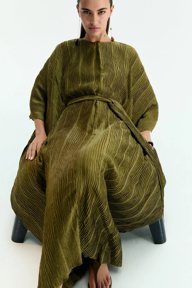 اتش اند ام فستان بتصميم قفطان من قماش مجعّد بحزام