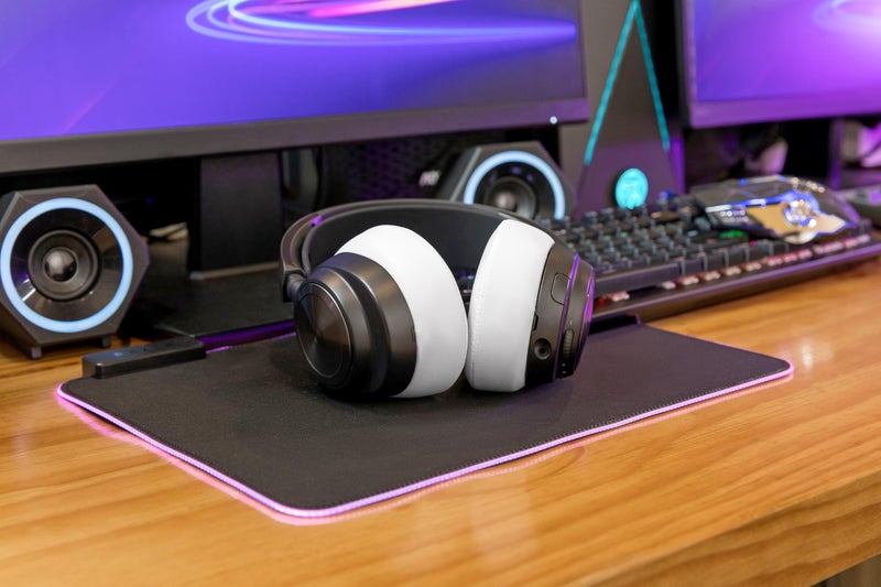 WC Freeze Nova Pro Wireless - وسادات أذن مبردة من جل التبريد لأجهزة Arctis Nova Pro Wireless و Nova Elite (لا تناسب النماذج الأخرى)، من Wicked Cushions، سميكة إضافية ومريحة | أبيض - Image 3
