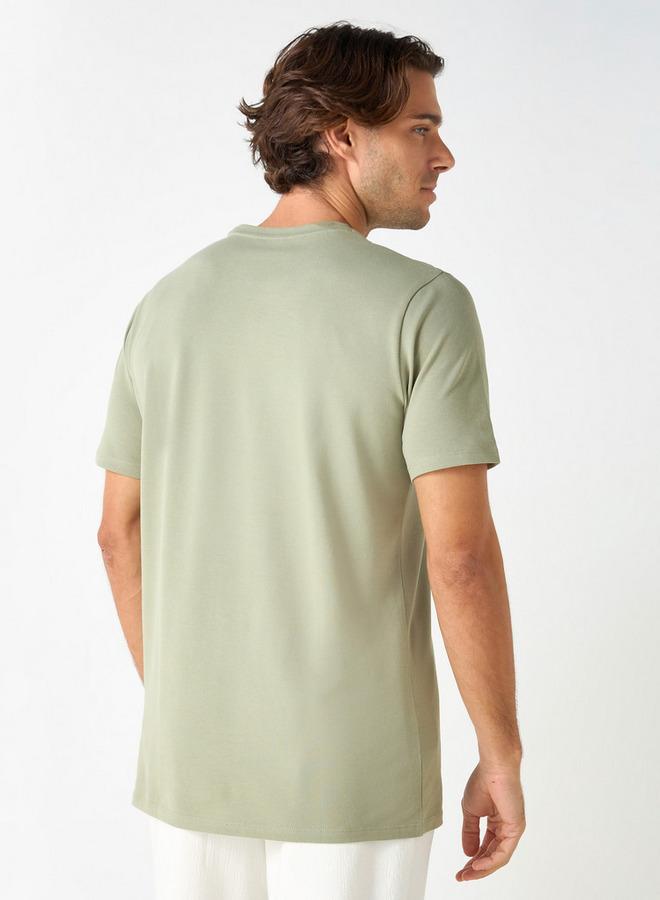 ايكونيك تيشيرت بياقة ضيّقة وأكمام قصيرة وطبعات تايبوجرافيك من آيكونيك - Image 3