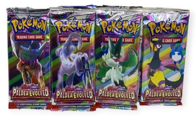 مجموعة بطاقات البوكيمون التجارية مكونة من 4 قطع و32 بطاقة