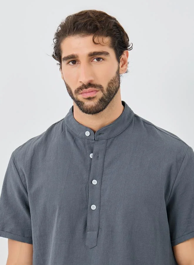 تايك تو قميص بأزرار وياقة ماندرين بلون سادة