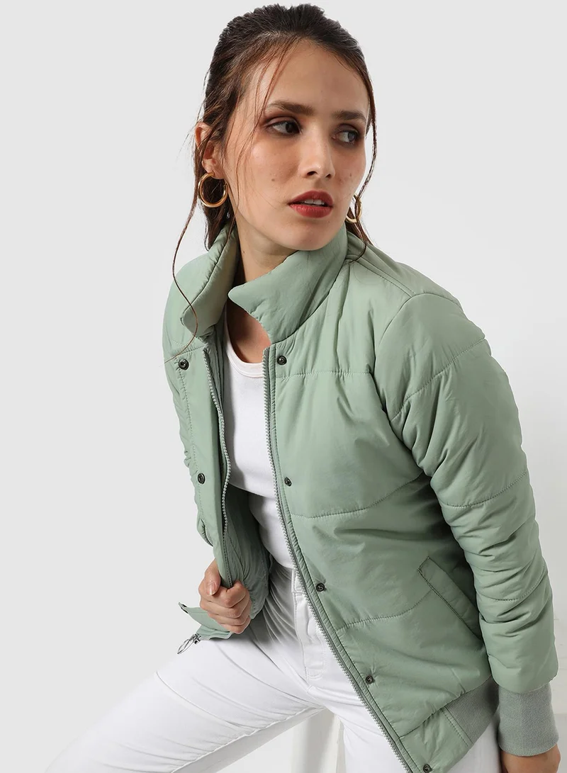 كامبوس سوترا جاكيت نسائي مبطن باللون الأخضر المريمي بحافة مضلعة للارتداء الكاجوال بياقة عالية وأكمام طويلة وإغلاق بسحاب، مصمم براحة تامة للارتداء اليومي