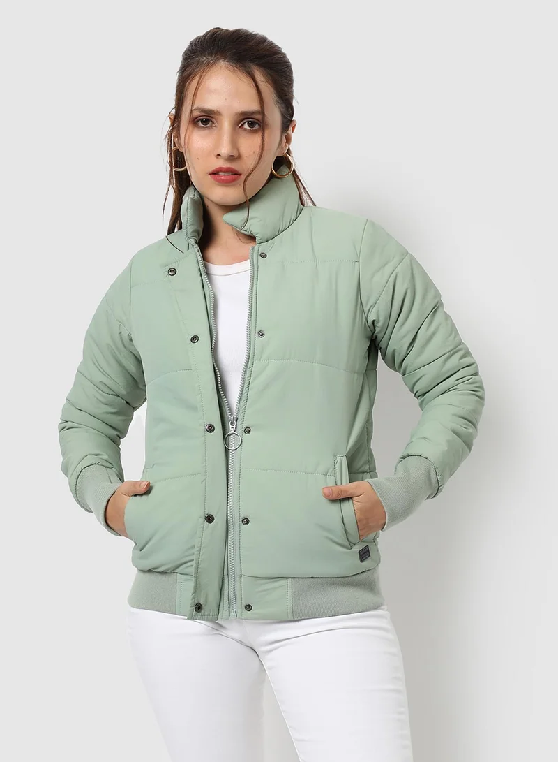 كامبوس سوترا جاكيت نسائي مبطن باللون الأخضر المريمي بحافة مضلعة للارتداء الكاجوال بياقة عالية وأكمام طويلة وإغلاق بسحاب، مصمم براحة تامة للارتداء اليومي