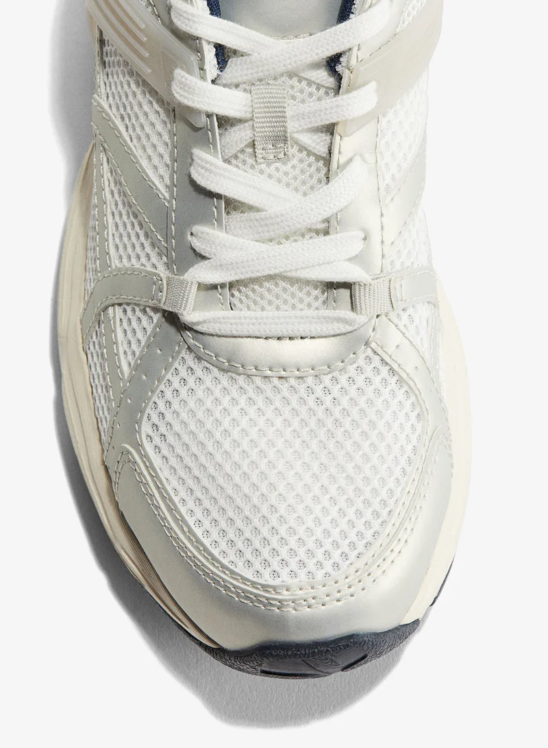 اتش اند ام حذاء رياضي