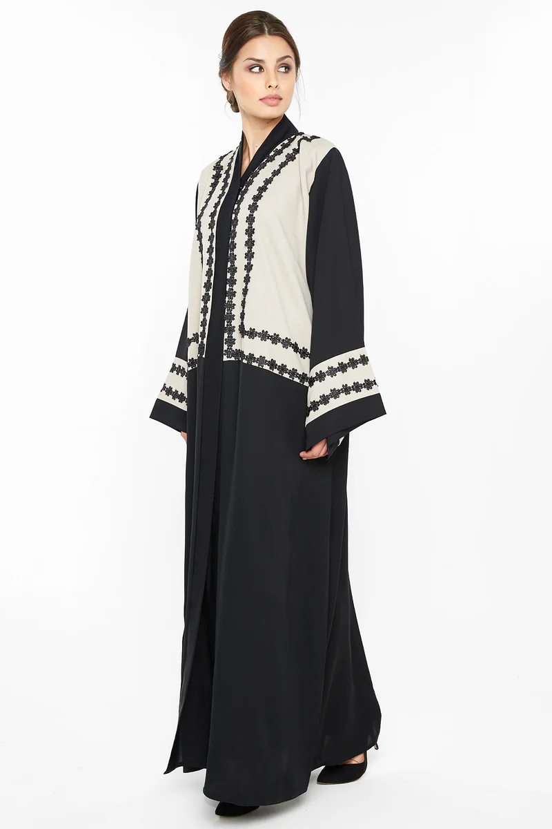 النخبة عباية كاجوال بتفاصيل أزهار في شريطين عند الإغلاق والأكمام