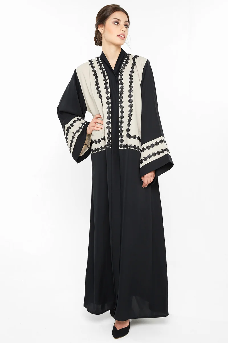 النخبة عباية كاجوال بتفاصيل أزهار في شريطين عند الإغلاق والأكمام