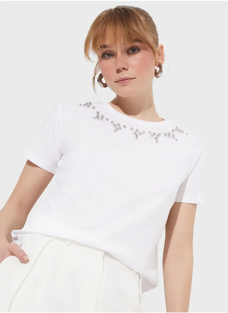 جون Embellished Embroidered T-Shirt