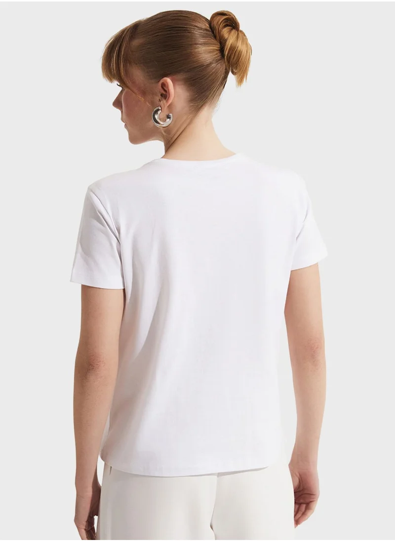 جون Embellished Embroidered T-Shirt