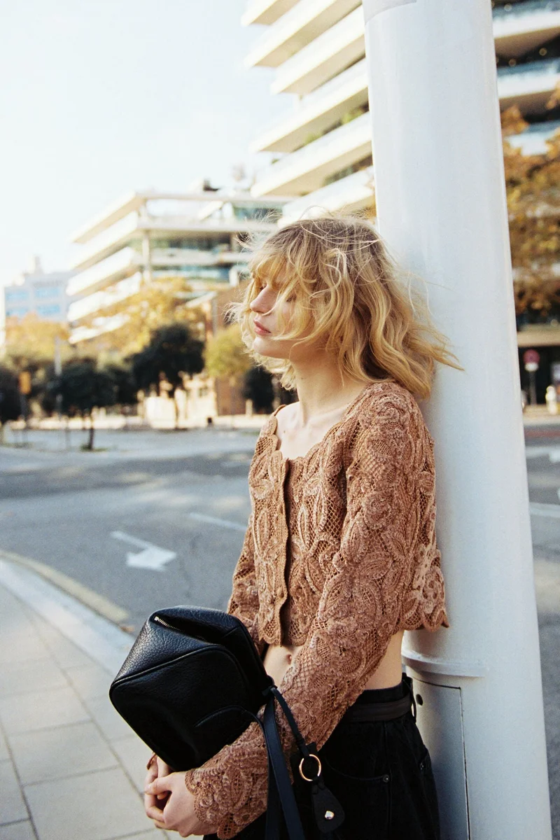 اتش اند ام بلوزة قصيرة بمظهر كروشيه