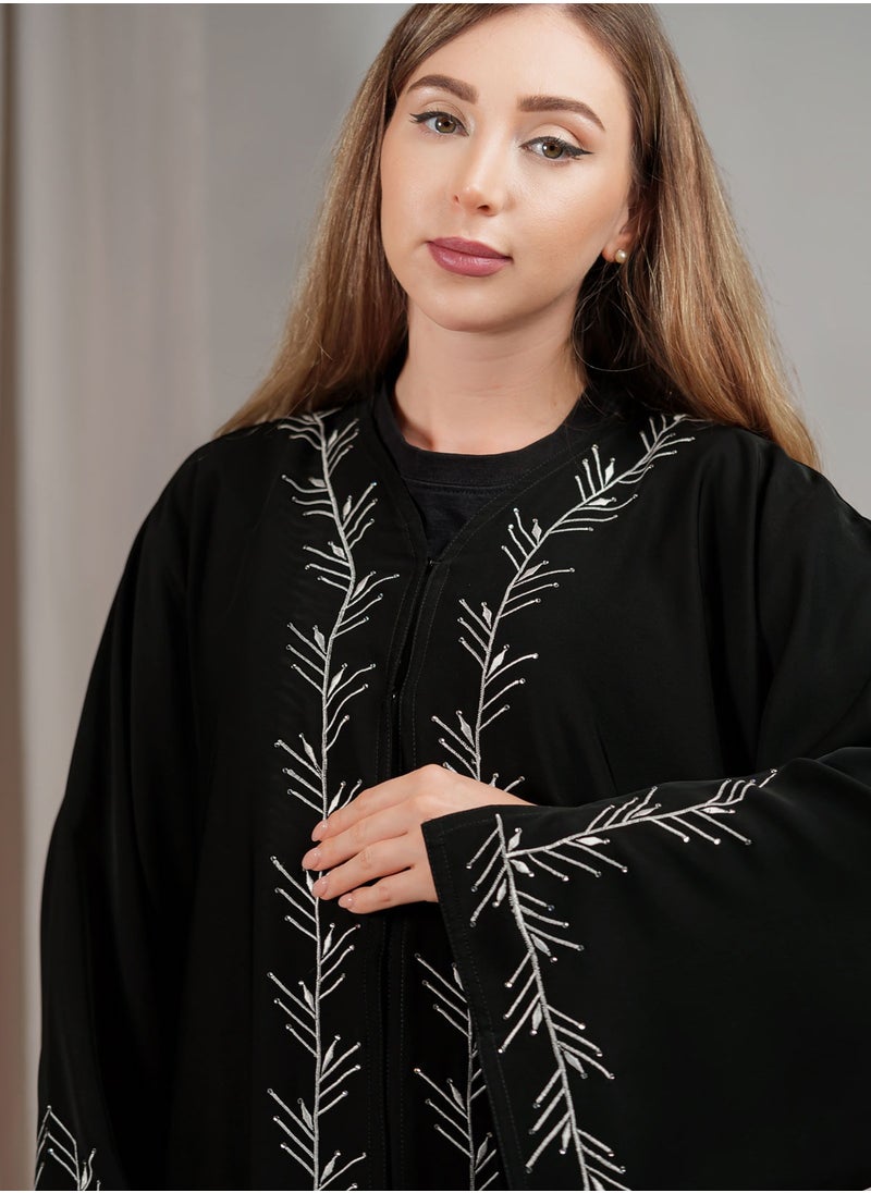 نور زارا - عباية سوداء أنيقة مع تطريز أبيض معقد وزخارف من أحجار الراين - Image 1