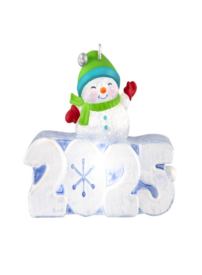 Hallmark Keepsake زينة عيد الميلاد الصغيرة من هولمارك كيبسيك، مقاس 1.25 بوصة، إصدار 2025، رجل ثلجي مضيء، هدية مثالية لهواة جمع تماثيل رجل الثلج. - Image 1