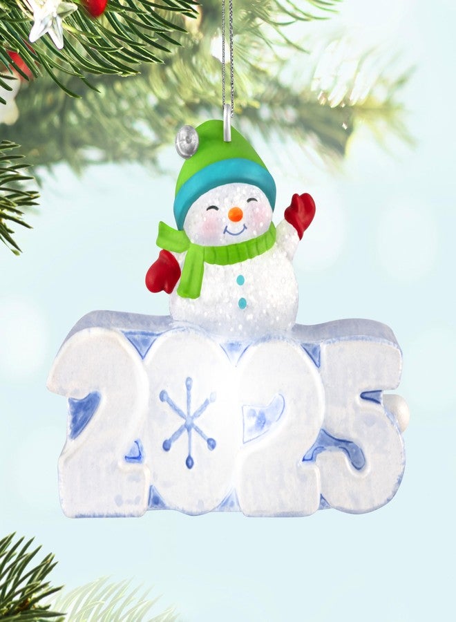 Hallmark Keepsake زينة عيد الميلاد الصغيرة من هولمارك كيبسيك، مقاس 1.25 بوصة، إصدار 2025، رجل ثلجي مضيء، هدية مثالية لهواة جمع تماثيل رجل الثلج. - Image 3