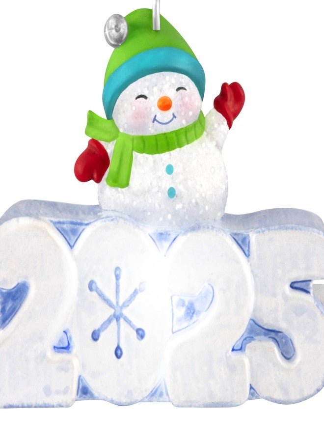 Hallmark Keepsake زينة عيد الميلاد الصغيرة من هولمارك كيبسيك، مقاس 1.25 بوصة، إصدار 2025، رجل ثلجي مضيء، هدية مثالية لهواة جمع تماثيل رجل الثلج. - Image 5