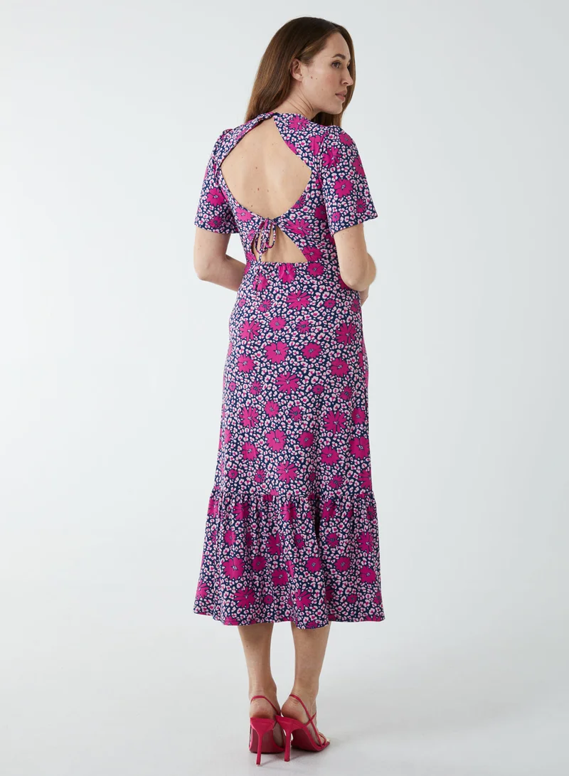 بلو فانيلا فستان متوسط الطول بياقة مستديرة وأكمام ملاك وربطة وظهر مفتوح