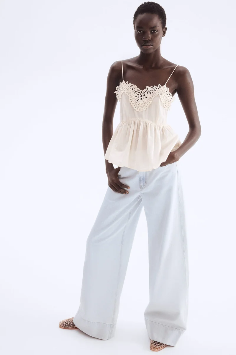 اتش اند ام بلوزة بحمالات كتف رفيعة وحواف دانتيل