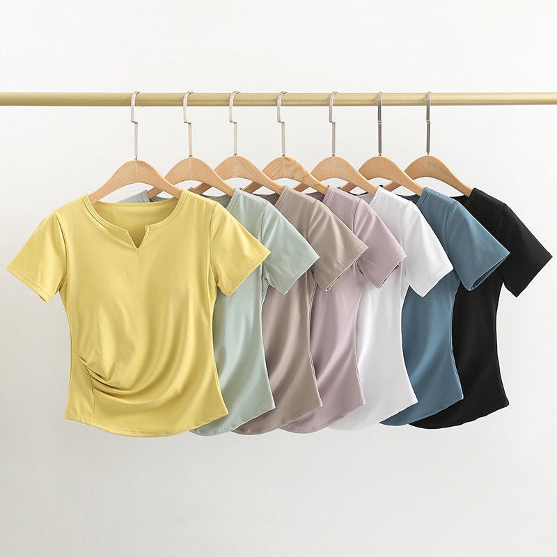 تيشيرت يوجا بقبة V وأكمام قصيرة مع حمالة صدر مبطنة للنساء - Image 1