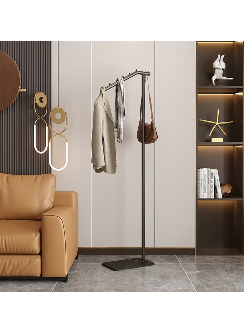 عام علاقة ملابس مثبتة على الأرض بجانب السرير في غرفة النوم - Image 1