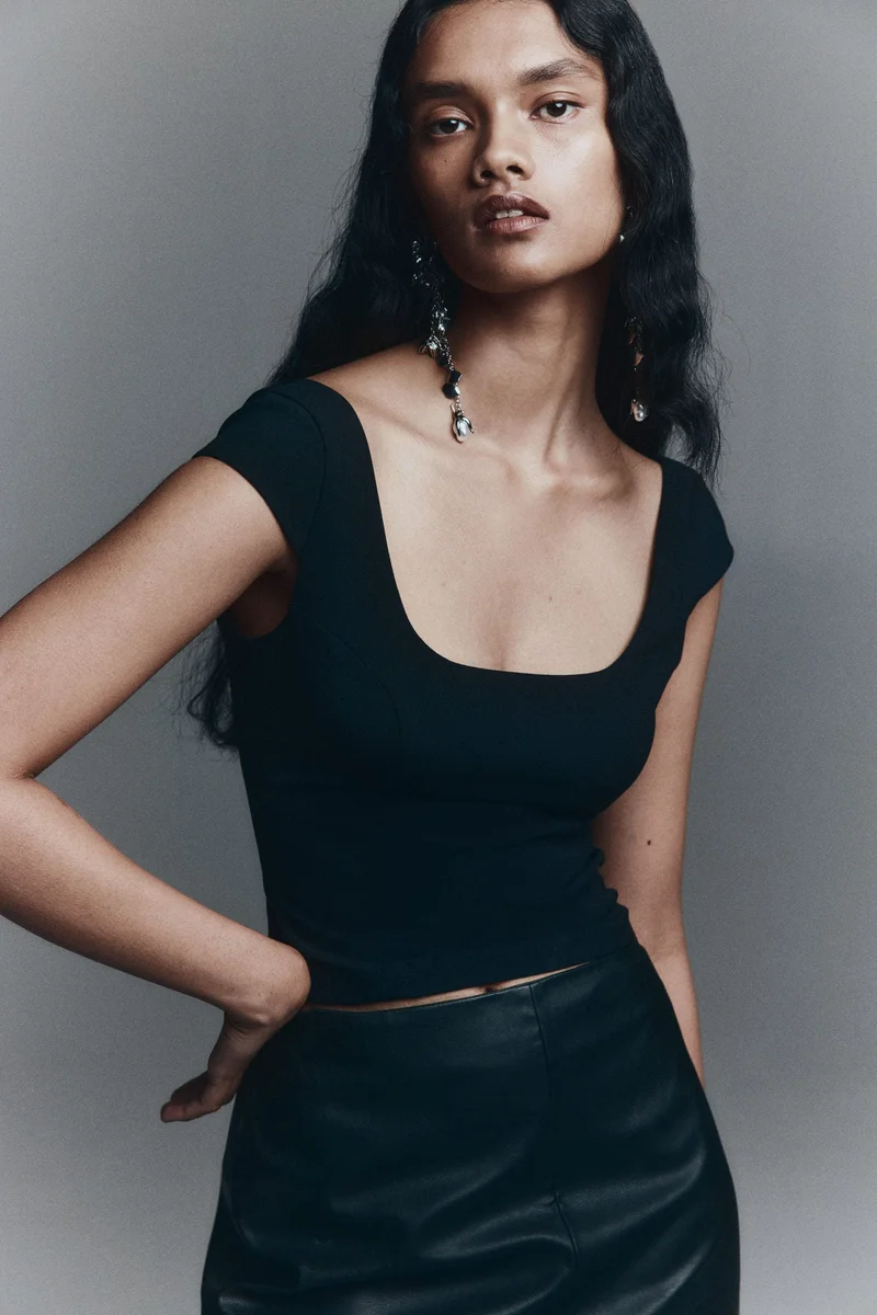 اتش اند ام بلوزة بأكمام قصيرة