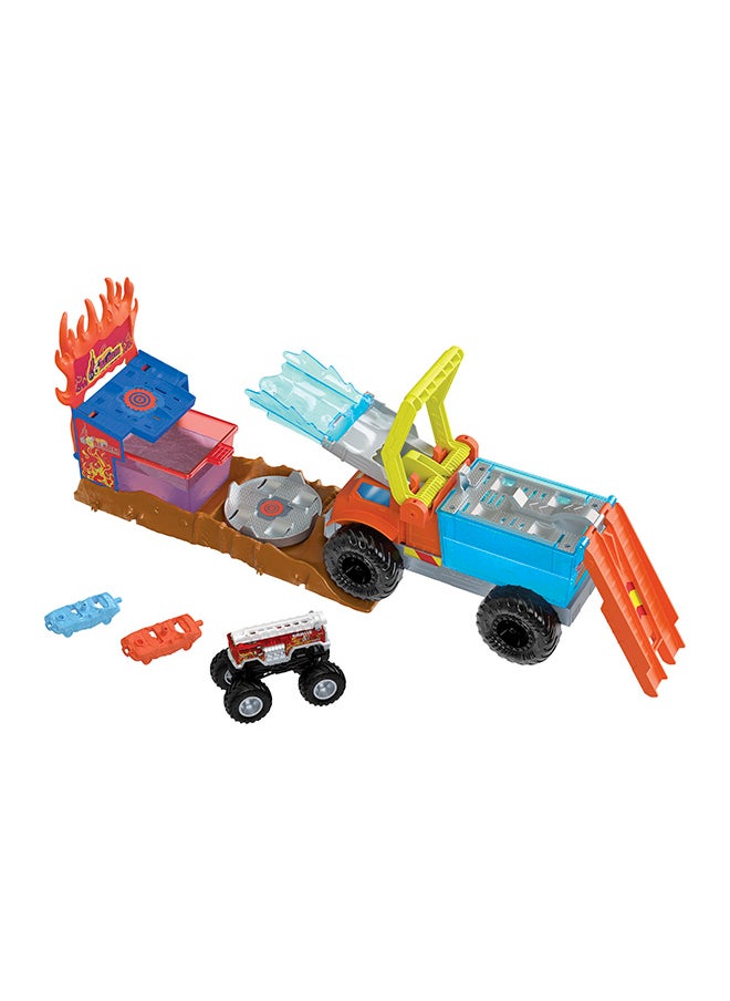 هوت ويلز تشتعل حركة تغيير الألوان مع مجموعة ألعاب هوت ويلز Monster Trucks Arena Smashers Color Shifters 5-Alarm Rescue‎. يقود الأطفال جهاز إنذار كولور شيفترز HW 5-Alarm المرفق في خزان الماء البارد الجليدي في جهاز قابل للفصل لبدء تغيير اللون الأول قبل التصويب على جدار من اللهب خلف المدرج. اصطدم بمكان التحطيم، و5 منبهات تحطم في الحوامل: السيارتان المتضمنتان القابلة للكسر وشاحنة مونستر تسقط في الماء الدافئ جدًا ويتغير اللون 5 منبهات مرة أخرى! قم بتشغيل محرك الأقراص الدوار للتخلص من الماء الزائد قبل تكرار التحدي! قد تختلف الألوان والديكورات.  - Image 1