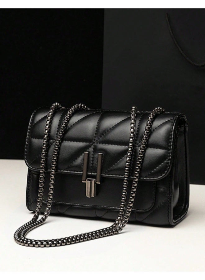 شنطة كتف نسائية أنيقة بسلسلة، لون أسود، تصميم مبطن فاخر، إغلاق بسحاب، مثالية للاستخدام اليومي والمناسبات - Image 2