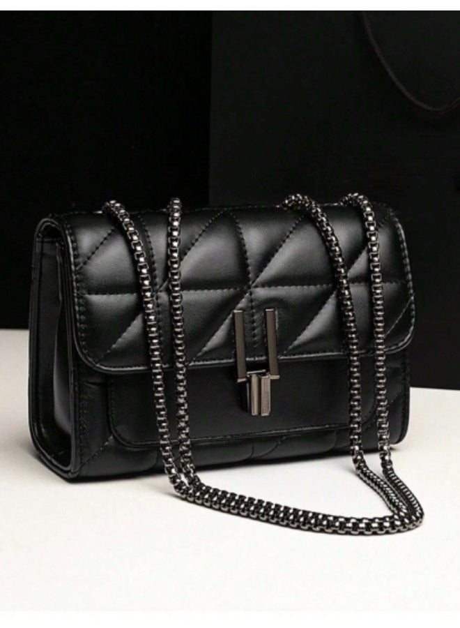 شنطة كتف نسائية أنيقة بسلسلة، لون أسود، تصميم مبطن فاخر، إغلاق بسحاب، مثالية للاستخدام اليومي والمناسبات - Image 1