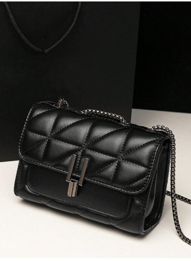 شنطة كتف نسائية أنيقة بسلسلة، لون أسود، تصميم مبطن فاخر، إغلاق بسحاب، مثالية للاستخدام اليومي والمناسبات - Image 3