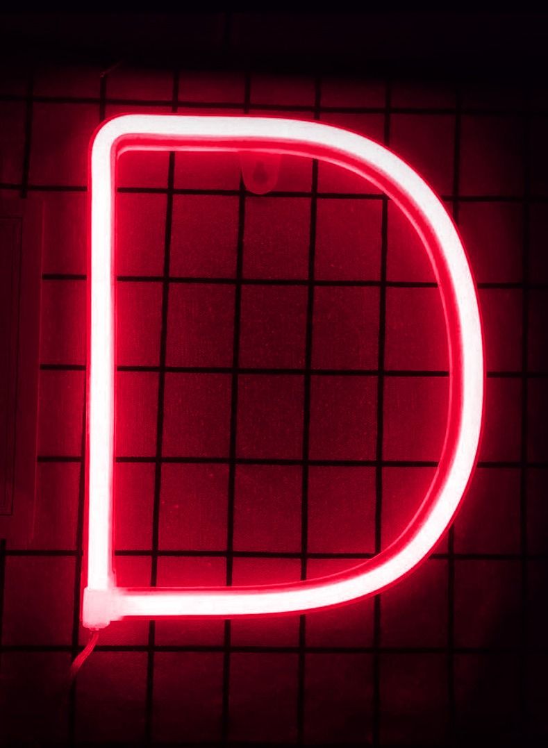 سلة حرف بإضاءة النيون باللون الأحمر الدافىء – D - Image 1