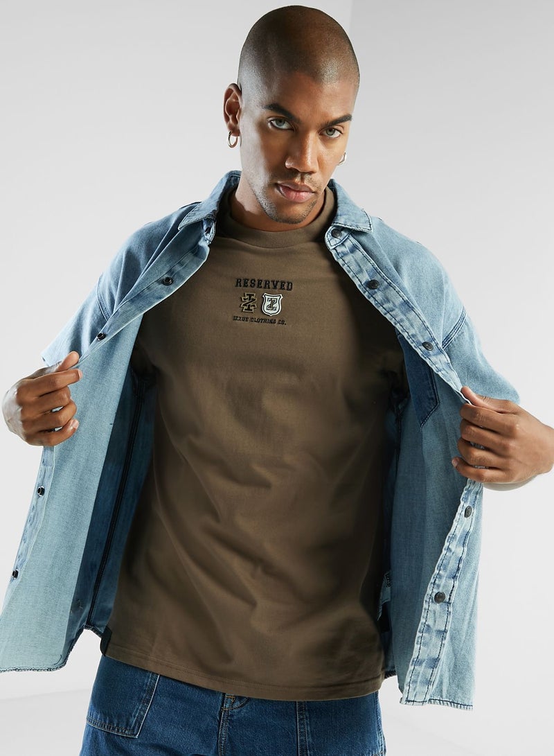 إيسو تيشيرت مزين بشارات - Image 1